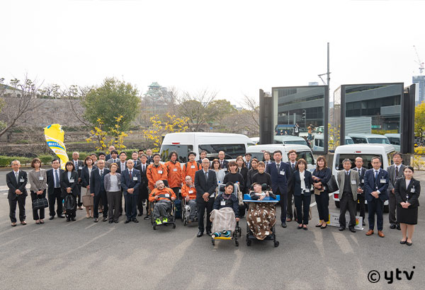 車両展示場で記念撮影