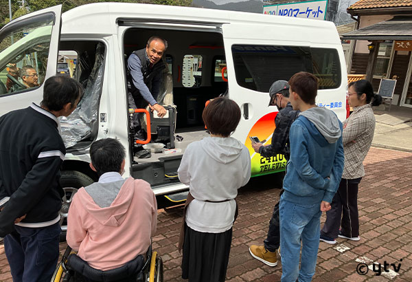 贈呈車両の前で記念撮影