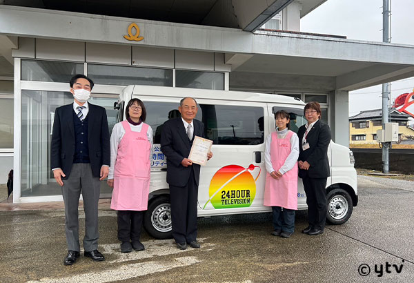 贈呈車両の前で記念撮影