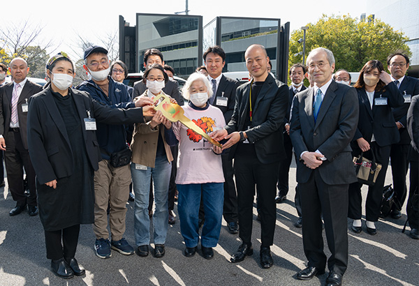 隅田取締役より各団体へ目録贈呈