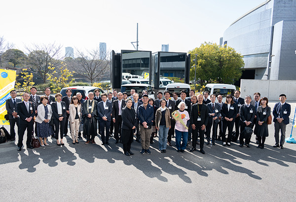 車両展示場で記念撮影